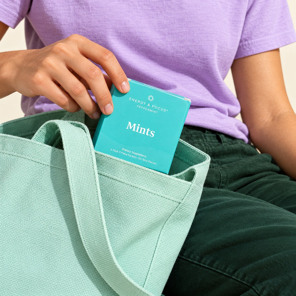 Persona guardando la caja E&F en una bolsa. Campaña creada con IA.