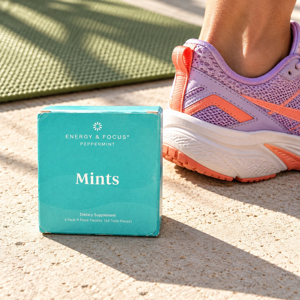 Caja de mentas E&F junto a un tenis. Campaña creada con IA.